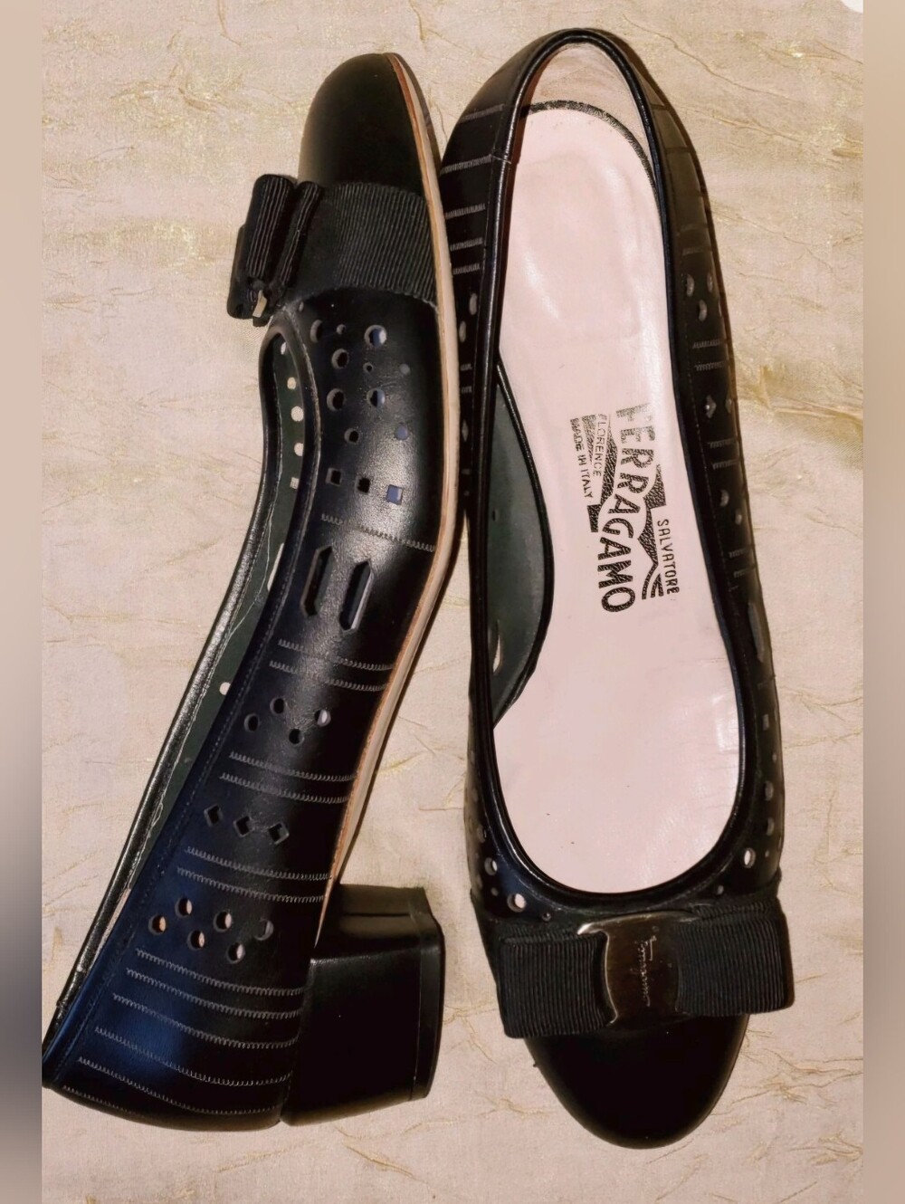 SALVATORE FERRAGAMO VARA BLACK LASER CUT LEATHER ICONIC BOW PUMPS 39.5/ 9